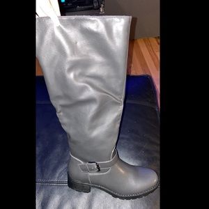Grey leather boots with buckle